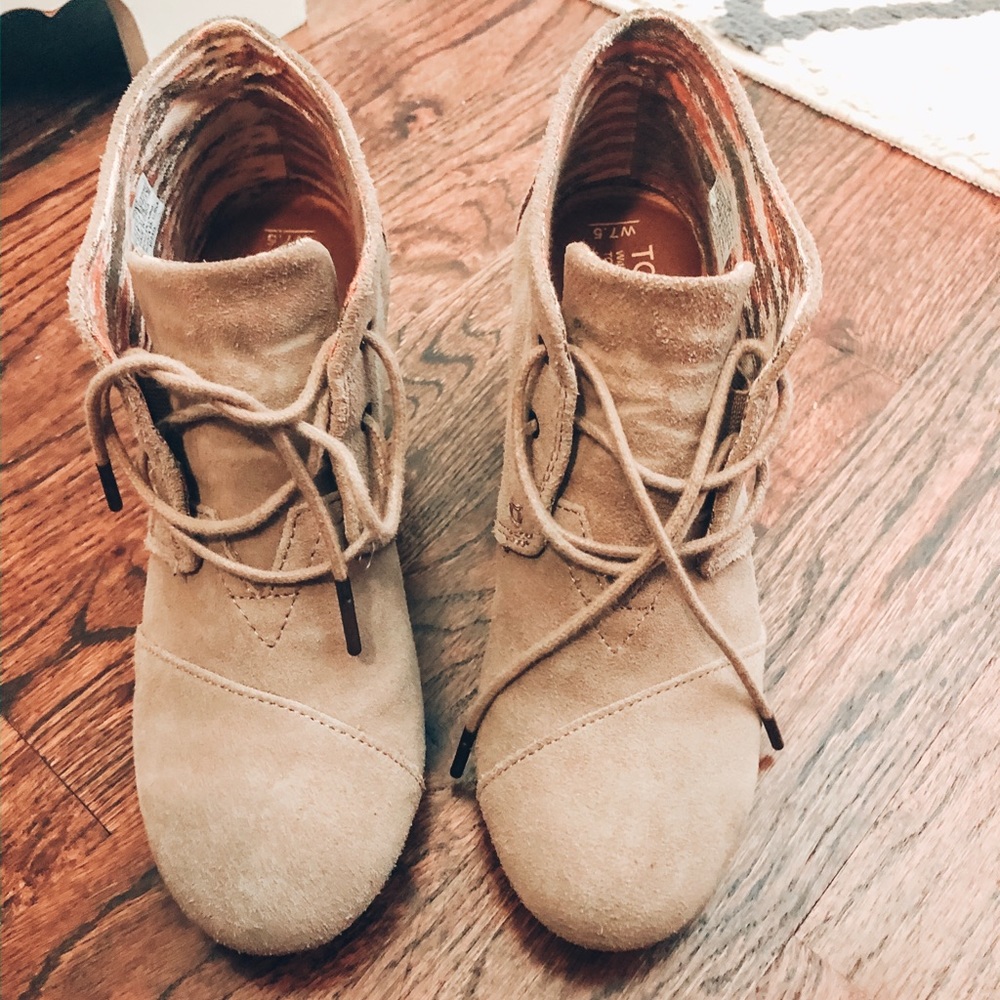 tan toms wedges
